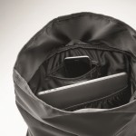 Mochila con cierre roll top y respaldo acolchado de poliéster RPET color negro vista fotografía