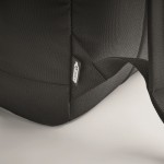 Mochila con cierre roll top y respaldo acolchado de poliéster RPET color negro vista fotografía cuarta vista