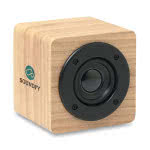 Altavoz promocional barato de madera color madera cuarta vista con logo