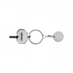 Llavero de zinc reciclado con llave de radiador y moneda de carro color plateado vista con logo
