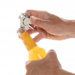 Llavero de zinc reciclado con llave de radiador y abridor color plateado sexta vista