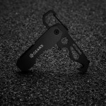 Herramienta plegable de acero inoxidable 420 con 11 funciones GearX color negro vista de ambiente