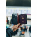 Porta pasaporte rastreable con localización Find My de Apple color negro vista de ambiente