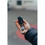 Llavero con localizador recargable compatible con Find My color negro vista de ambiente