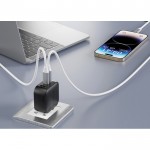 Cargador supperápido para varios países con 3 salidas 70W color negro vista de ambiente