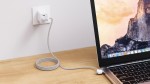 Cable de carga magnético antienredos de 120 cm con 4 puertos color blanco vista de ambiente