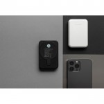 Powerbank inalámbrico magnético plástico reciclado 5.000 mAh color blanco vista de ambiente