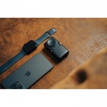 Cargador para reloj y varios dispositivos con potencia de 20W color negro vista de ambiente