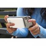 Powerbank magnético de bambú carga inalámbrica 5.000 mAh color blanco vista de ambiente