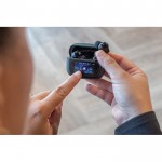 Auriculares inalámbricos con pantalla táctil y función llamada color negro vista de ambiente