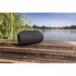 Altavoz BT 5.3 en plástico reciclado con resistencia IPX4 16W color negro vista de ambiente 2
