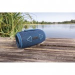 Altavoz BT 5.3 en plástico reciclado con resistencia IPX4 16W color azul vista de ambiente