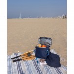 Nevera eco con asa superior resistente y correa de hombro 10L color azul marino vista de ambiente