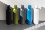 Botella promocional de acero reciclado color azul vista de ambiente