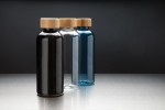 Botella de plástico reciclado tapón de bambú color azul vista de ambiente