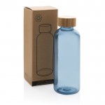 Botella de plástico reciclado tapón de bambú color azul vista con en caja