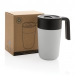 Taza fabricada en plástico reciclado y metal color blanco vista con en caja