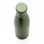 Elegante botella metálica de acero reciclado color verde oscuro tercera vista