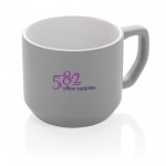 Taza de cerámica de diseño moderno color gris vista con logo