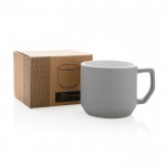 Taza de cerámica de diseño moderno color gris vista con en caja