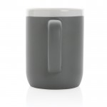 Taza de cerámica con borde blanco color gris tercera vista