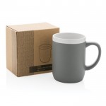 Taza de cerámica con borde blanco color gris vista con en caja