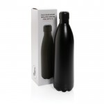 Botella grande de acero térmica color negro vista con en caja