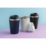 Taza térmica de doble pared ecológica con tapa antigoteo de 350ml color negro vista de ambiente