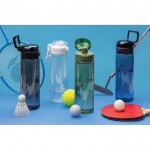 Botella deportiva en RPET con tapa antigoteo y pajita 800 ml color negro vista de ambiente