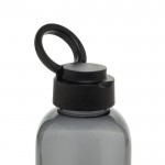 Botella de RPET con agarre y diseño ondulado con asa 750 ml color negro cuarta vista