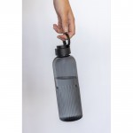 Botella de RPET con agarre y diseño ondulado con asa 750 ml color negro vista de ambiente 2