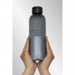 Botella de RPET con agarre y diseño ondulado con asa 750 ml color negro vista de ambiente 3