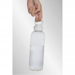 Botella de RPET con agarre y diseño ondulado con asa 750 ml color blanco vista de ambiente 2