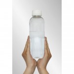 Botella de RPET con agarre y diseño ondulado con asa 750 ml color blanco vista de ambiente 3