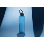 Botella de RPET con agarre y diseño ondulado con asa 750 ml color azul marino vista de ambiente