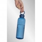 Botella de RPET con agarre y diseño ondulado con asa 750 ml color azul marino vista de ambiente 3