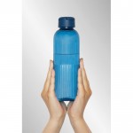 Botella de RPET con agarre y diseño ondulado con asa 750 ml color azul marino vista de ambiente 4