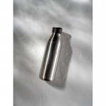 Botella ecológica con experiencia de bebida 360° 600 ml Avira Alok color plateado vista de ambiente 2