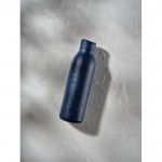 Botella ecológica con experiencia de bebida 360° 600 ml Avira Alok color azul marino vista de ambiente 2