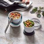Fiambrera tipo vaso de 2 recipientes herméticos Black+Blum 900ml color turquesa vista de ambiente