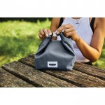 Bolsa ecológica sellada para llevar la fiambrera Black+Blum 6,7L color gris vista de ambiente