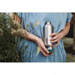 Botella de agua de acero inoxidable con antigoteo Black+Blum 600ml color turquesa vista de ambiente