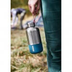 Botella térmica grande de acero inoxidable Black+Blum 850ml color turquesa vista de ambiente