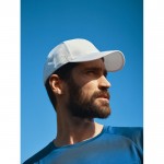Gorra deportiva de RPET con 6 paneles y ajuste trasero de hebilla color blanco vista de ambiente 3