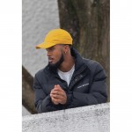 Gorra de algodón reciclado 6 paneles con cierre de velcro 190 g/m2 color amarillo vista de ambiente 2