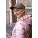 Gorra de algodón reciclado 6 paneles con cierre de velcro 190 g/m2 color verde vista de ambiente