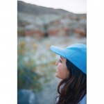 Gorra de algodón reciclado de 6 paneles y trazador AWARE™ 280 g/m2 color azul claro vista de ambiente 2