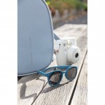 Gafas solares retro de fibra de paja de trigo y protección UV400 color azul vista de ambiente