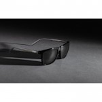 Gafas eco de sol polarizadas con protección UV400 Swiss Peak color negro vista de ambiente 2