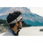 Gafas eco de sol polarizadas con protección UV400 Swiss Peak color negro vista de ambiente 3
